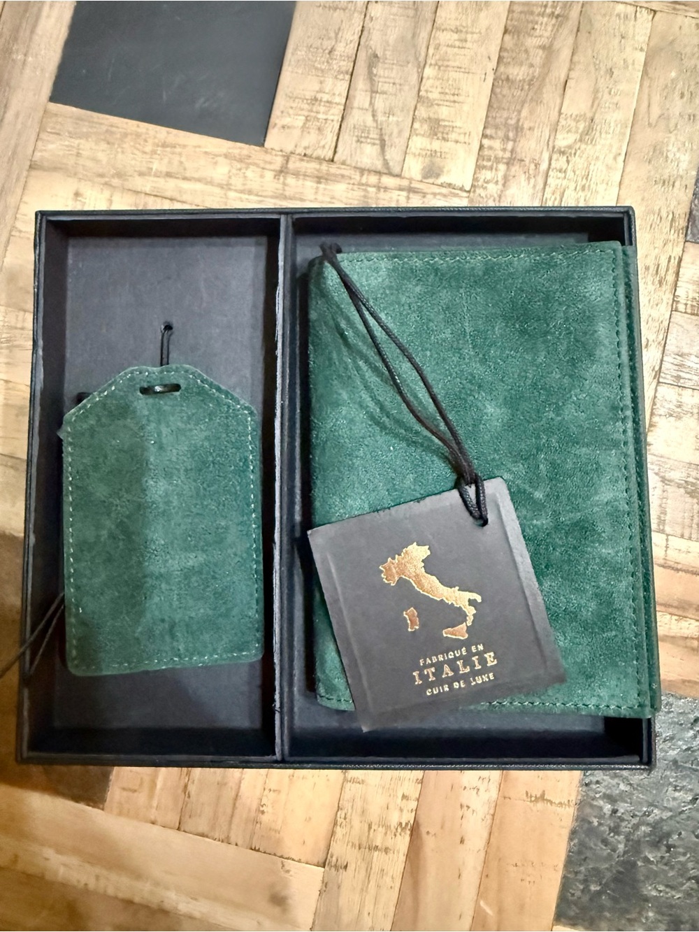 Green 100% Genuine Italian Suede Leather Travel Wallet and Luggage Tag Set